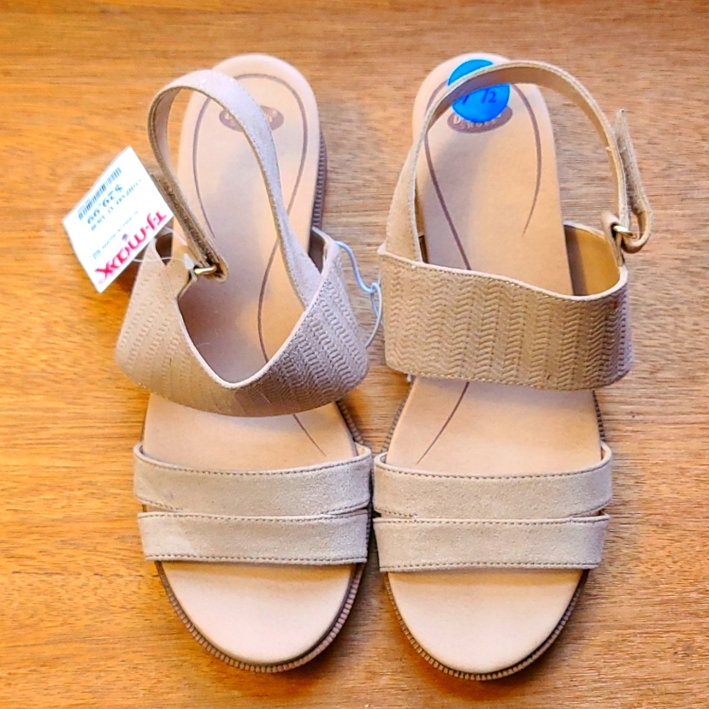 Tan Open-Toed Sandals 👡
